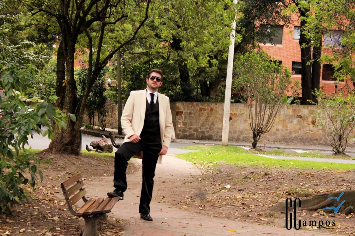 Traje beige con chaleco negro — alto contraste