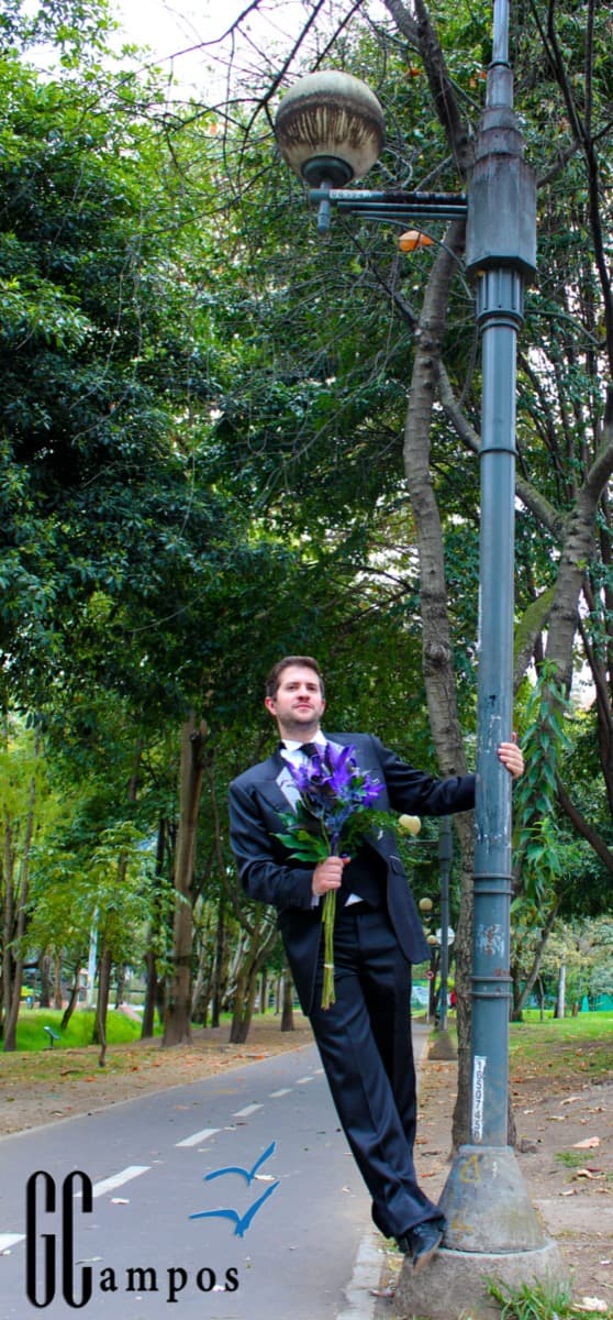 Traje de novio con ramo de flores